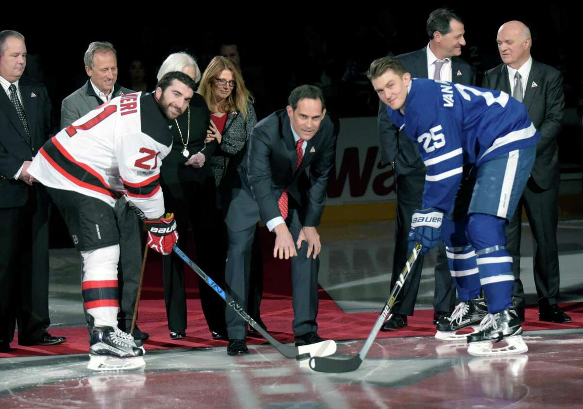 Matthews' late power-play goal gives Leafs win over Devils