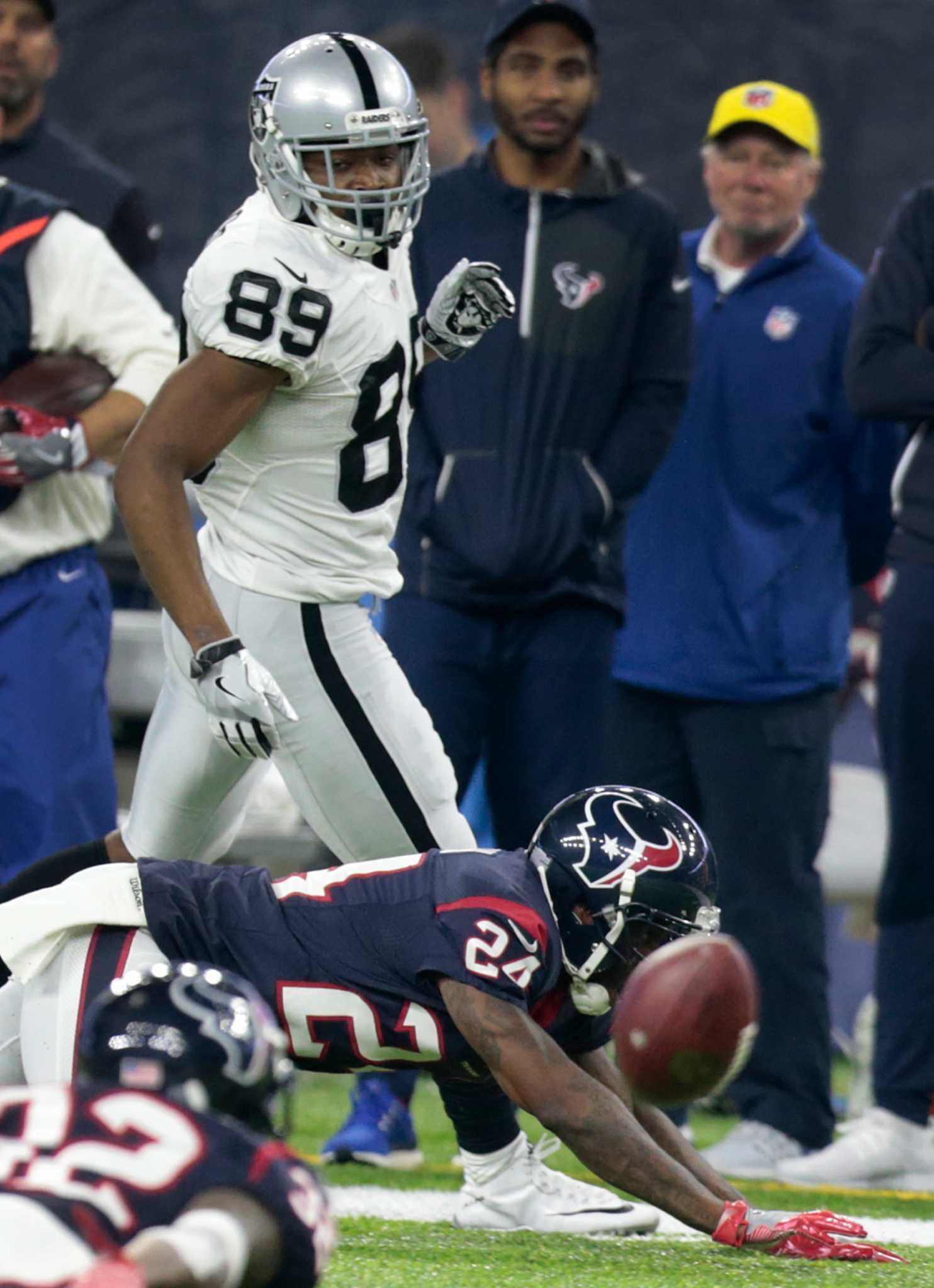 Oakland Raiders wide receiver Amari Cooper (89) celebrates his