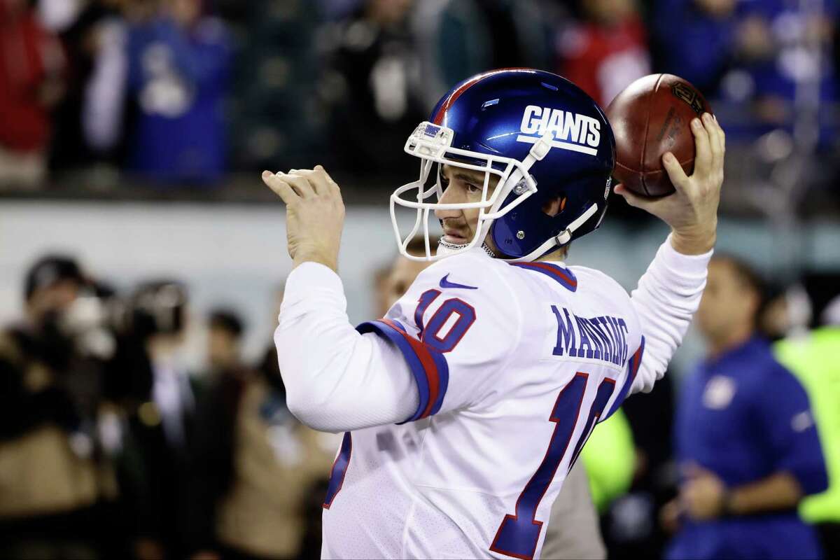 Giants' Eli Manning warms up for last game of season