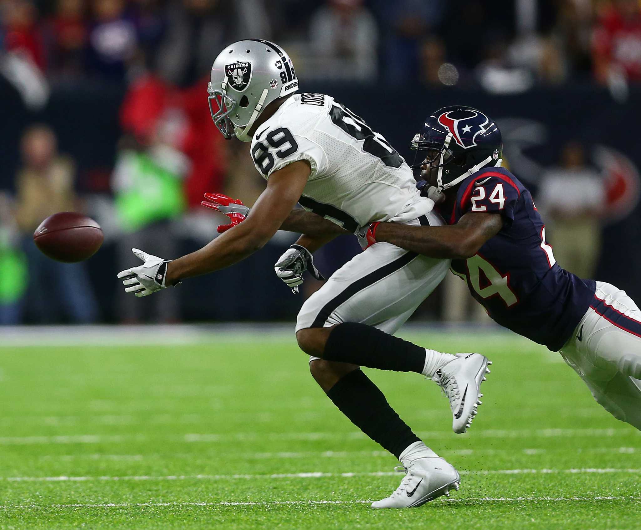 Oakland Raiders wide receiver Amari Cooper (89) celebrates after