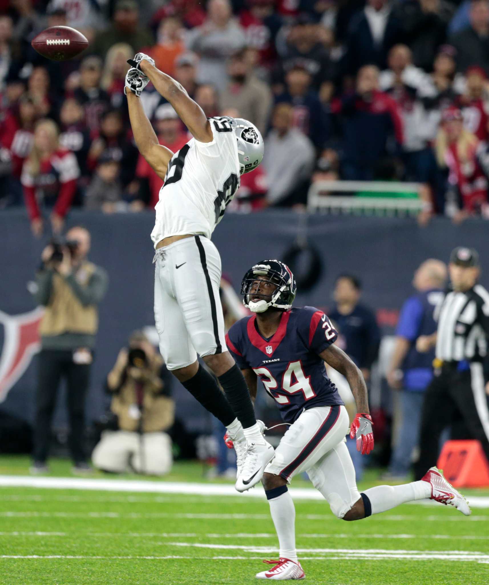 Oakland Raiders wide receiver Amari Cooper (89) warms up before an