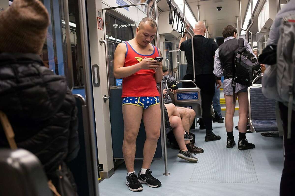 Мужчина без штанов. Штаны без человека. Парни в шортах в метро. День без штанов. Мужики в метро без штанов.