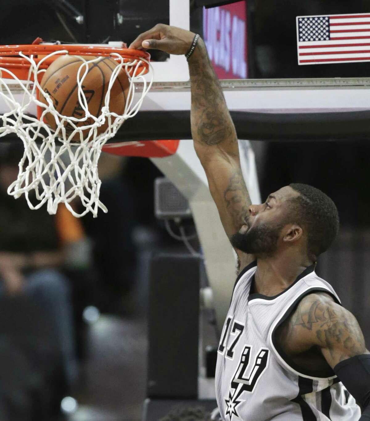 Jonathon Simmons slams one home in the second half as the Spurs host the Trail Blazers at the AT&T Center on December 30, 2016.