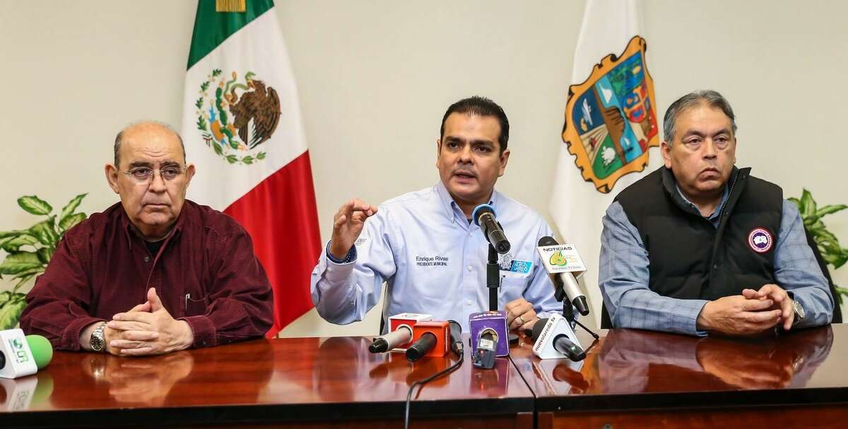 Rafael Pedraza Dominguez, interim mayor of Nuevo Laredo, Enrique Rivas, Mayor of Nuevo Laredo, and José Luis Palos, president of the Association of Gas Station Owners of Nuevo Laredo during a press conference announcing local gas stations will remain open.
