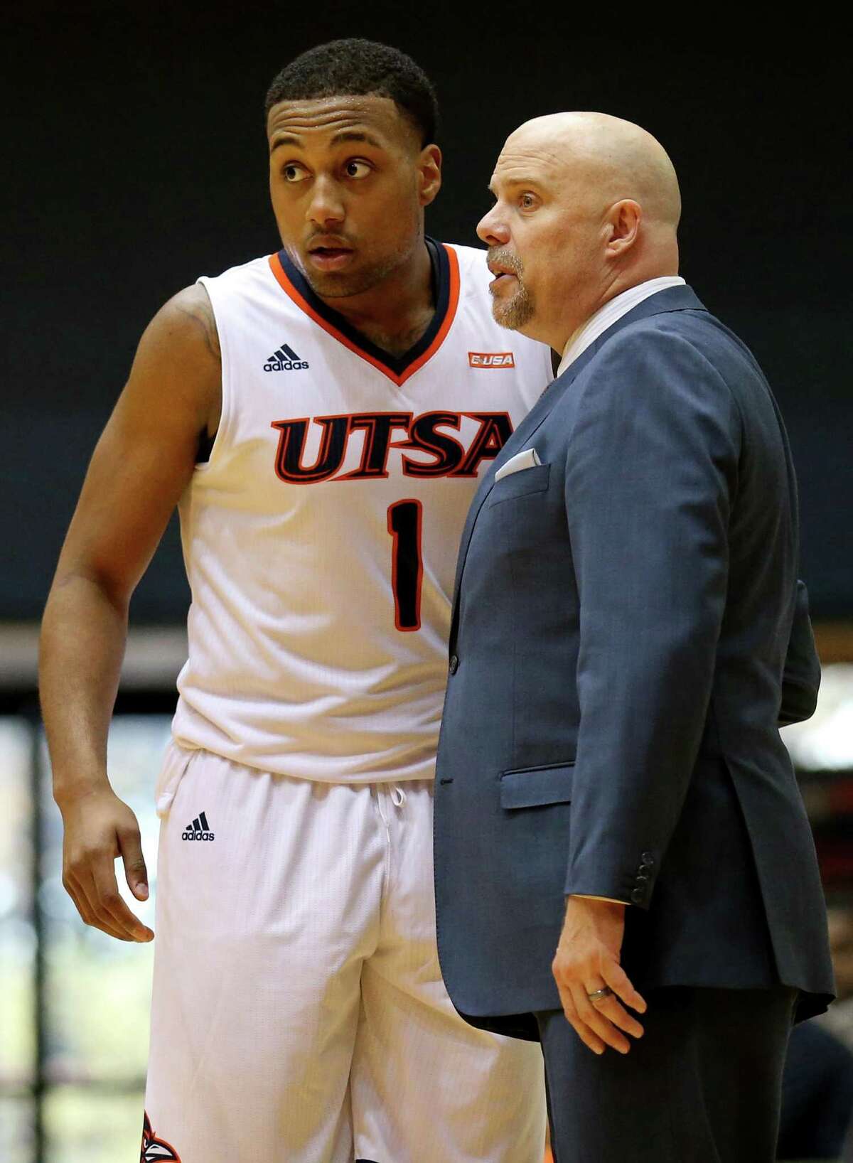 UTSA’s Jeff Beverly talks with head coach Steve Henson during second half action against UTEP on Jan. 1, 2017 at the Convocation Center. UTSA won 67-55.