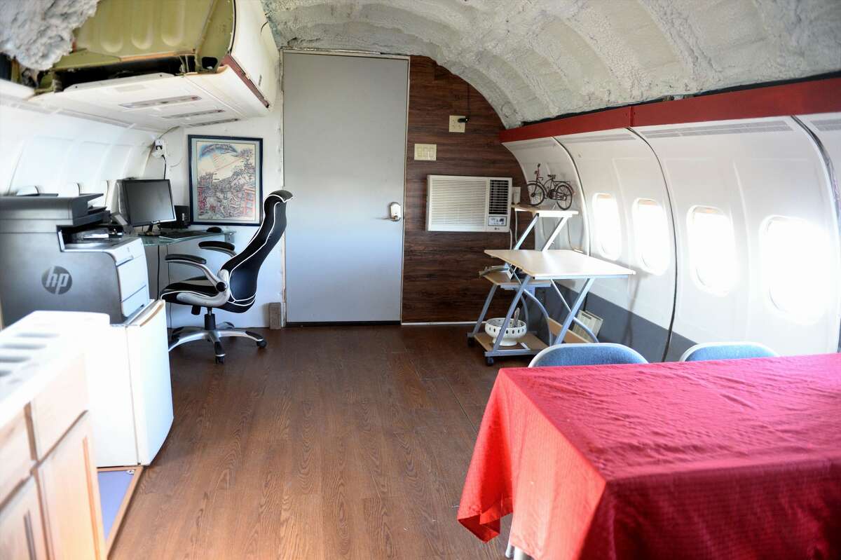 new-photos-katy-airplane-house-continues-its-transformation