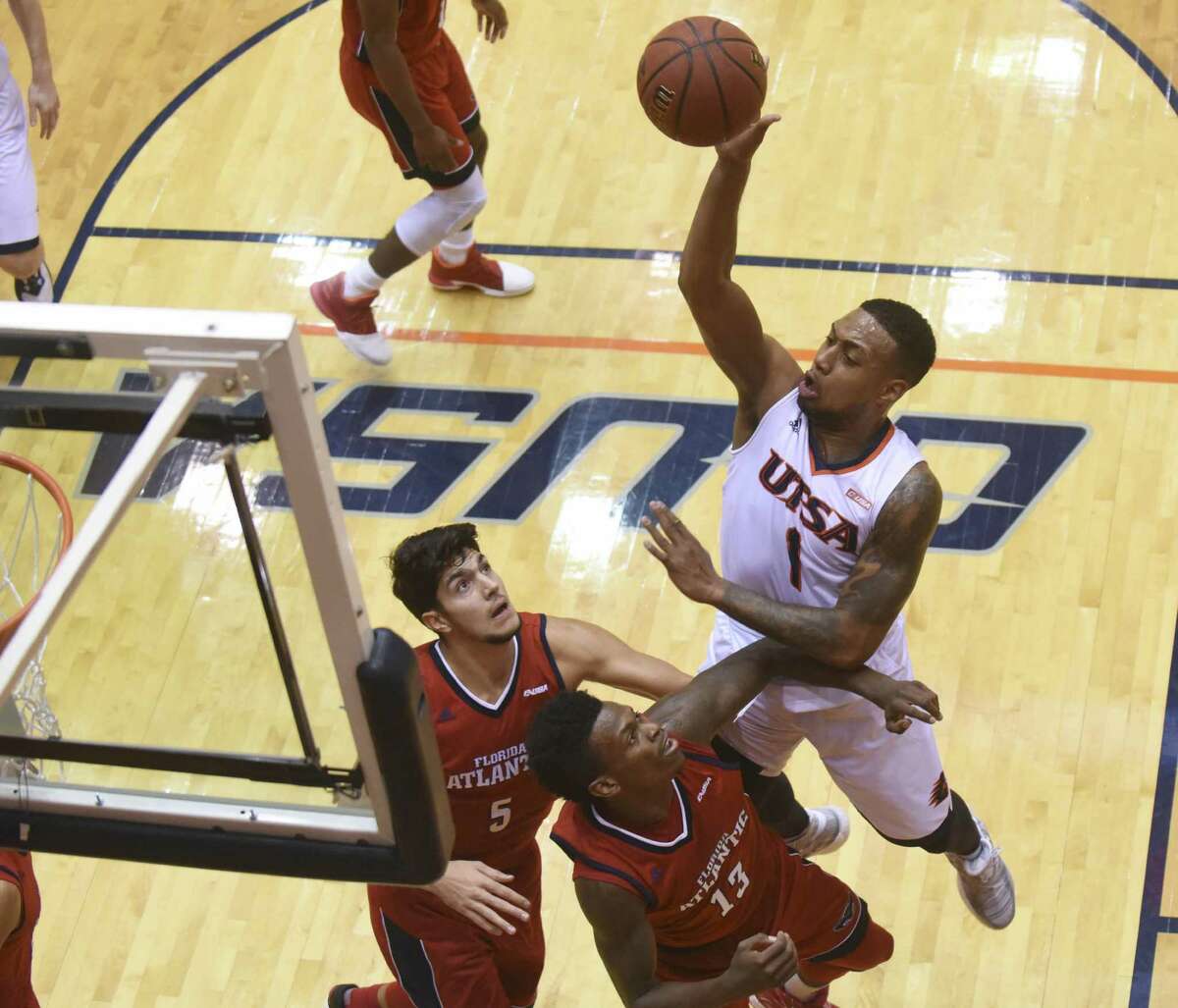 Jeff Beverly of UTSA shoots over William Pfister (5) and Marcus Neely (13) of Florida Atlantic during college basketball action in the UTSA Convocation Center on Thursday, Jan. 12, 2017.