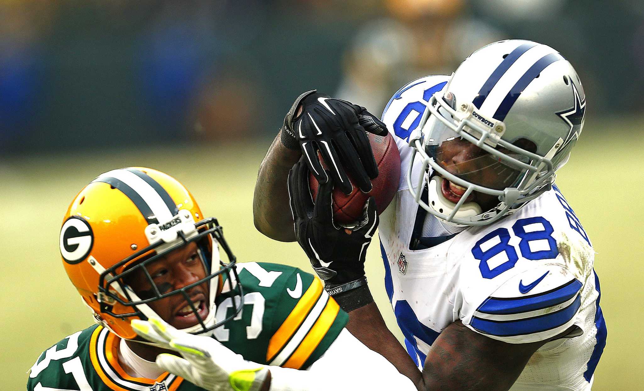 Dez Bryant attempts to make catch during 2015 divisional playoff game against the Green Bay Packers