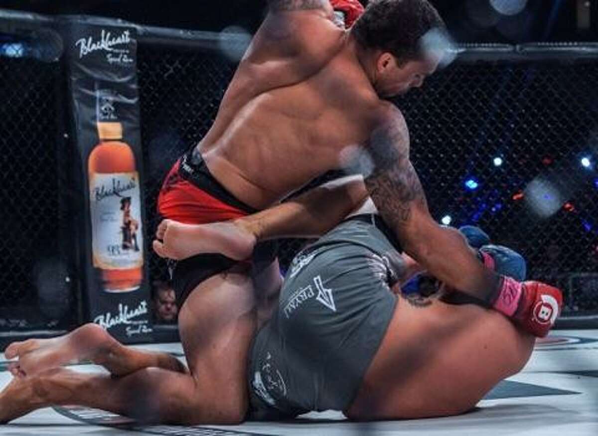 Eryk Anders (top), a former Smithson Valley High School and Alabama linebacker, is undefeated in six pro fessional mixed martial arts bouts.