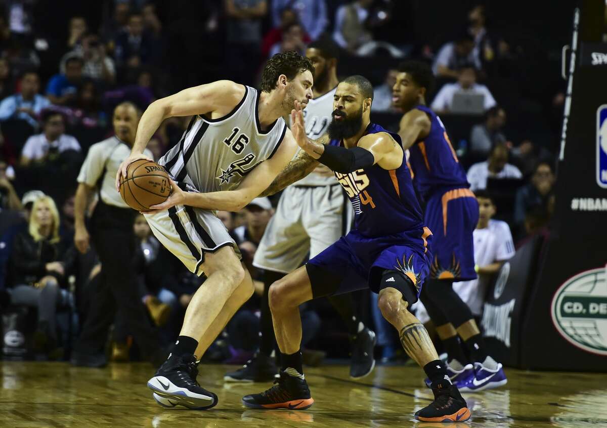 Phoenix Suns Tyson Chandler (R) vies for the ball with San Antonio Spurs´ Pau Gasol (L), during an NBA Global Games match at the Mexico City Arena, on January 14, 2017, in Mexico City. / AFP PHOTO / RONALDO SCHEMIDTRONALDO SCHEMIDT/AFP/Getty Images