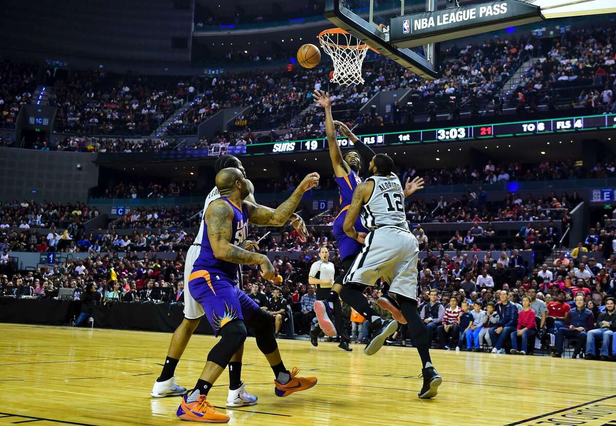 Phoenix Suns' T.J. Warren (C) vies for the ball with San Antonio Spurs´ LaMarcus Aldridge (R), during an NBA Global Games match at the Mexico City Arena, on January 14, 2017, in Mexico City. / AFP PHOTO / RONALDO SCHEMIDTRONALDO SCHEMIDT/AFP/Getty Images