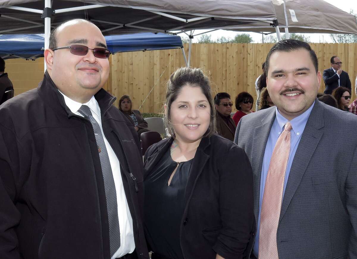 Manuel J. Osorio, Roxanne Peña y Rudy Morales en la ceremonia de corte de listón de NeighborWorks Laredo por el Complejo de Departamentos Adalberto G. "Beto" Nava.