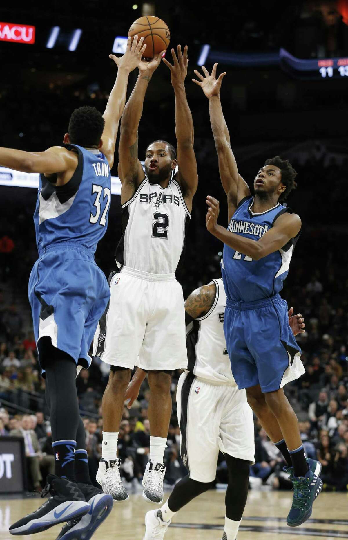Spurs' Kawhi Leonard (02) scores against Minnesota Timberwolves' Karl-Anthony Towns (32) and Andrew Wiggins (22) during their game at the AT&T Center on Tuesday, Jan. 17, 2017. (Kin Man Hui/San Antonio Express-News)