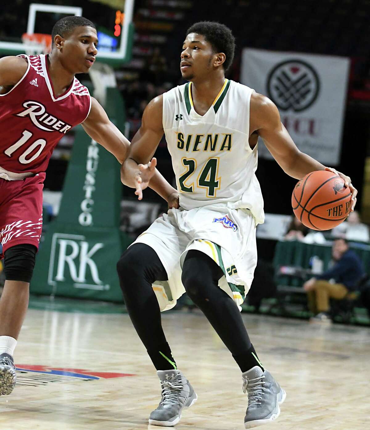 Fight, invisible handshakes during Siena basketball game