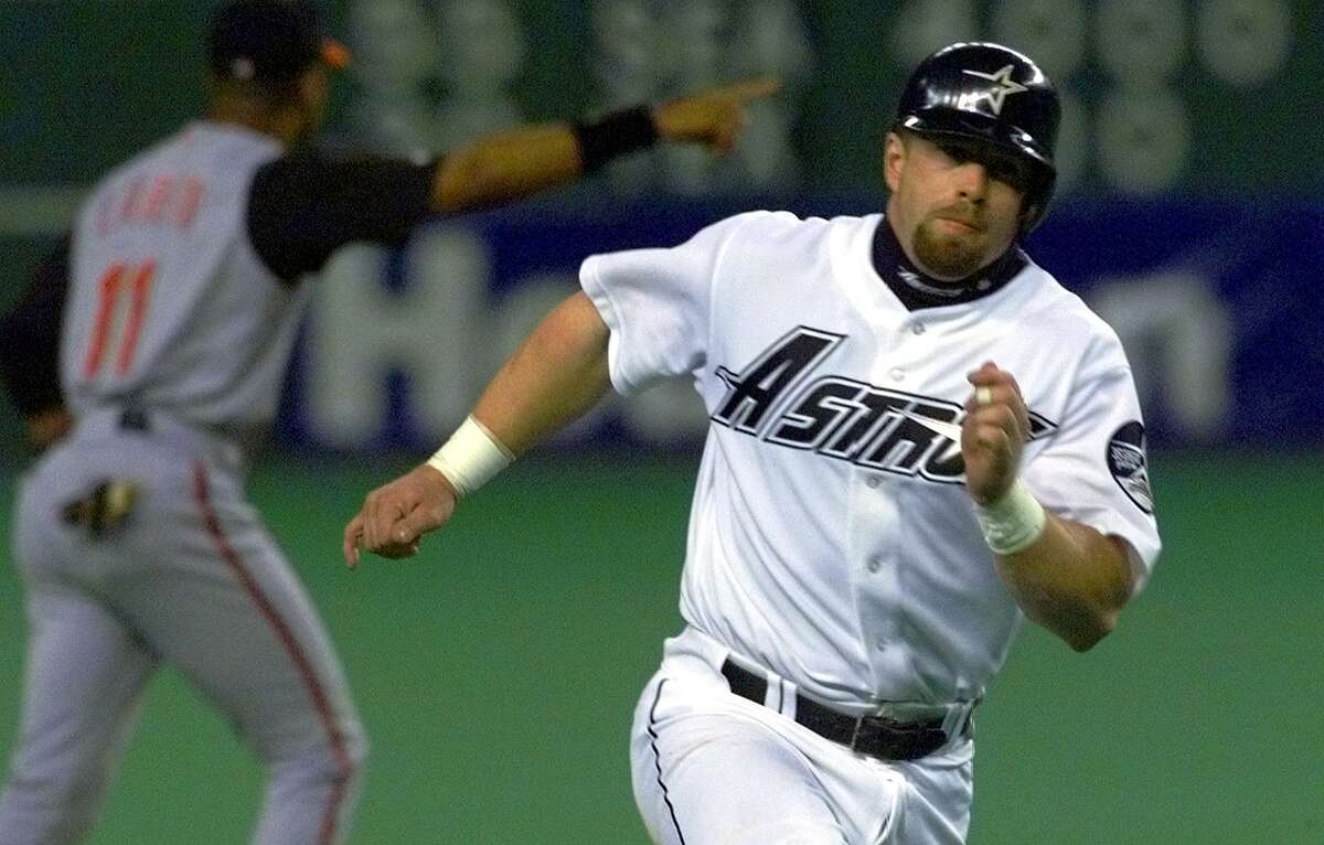Astros’ Jeff Bagwell rounds third to get into scoring position in the fourth inning against the Cincinnati Reds at the Astrodome on Sept. 29, 2001.