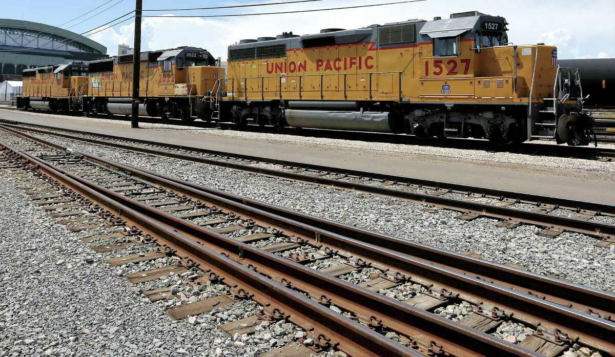 Union Pacific’s fourth-quarter profit grew 2 percent to $1.14 billion, beating expectations.