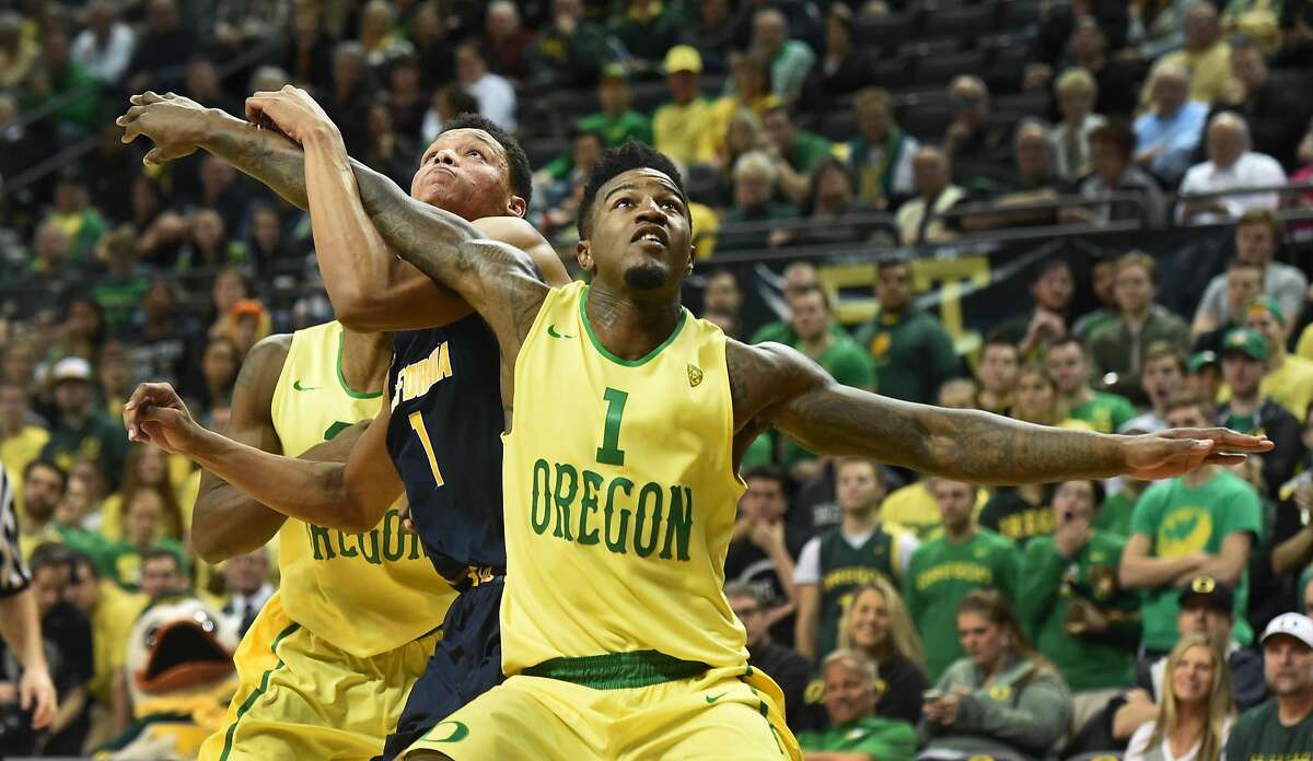 Ivan Rabb of the California Golden Bears and Jordan Bell of the Oregon Ducks battle for position in the second half of the game at Matthew Knight Arena on January 19, 2017 in Eugene, Oregon. Oregon. Oregon won the game 86-63.