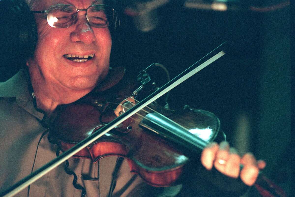 Music mixes with memories at jazz violinist’s funeral
