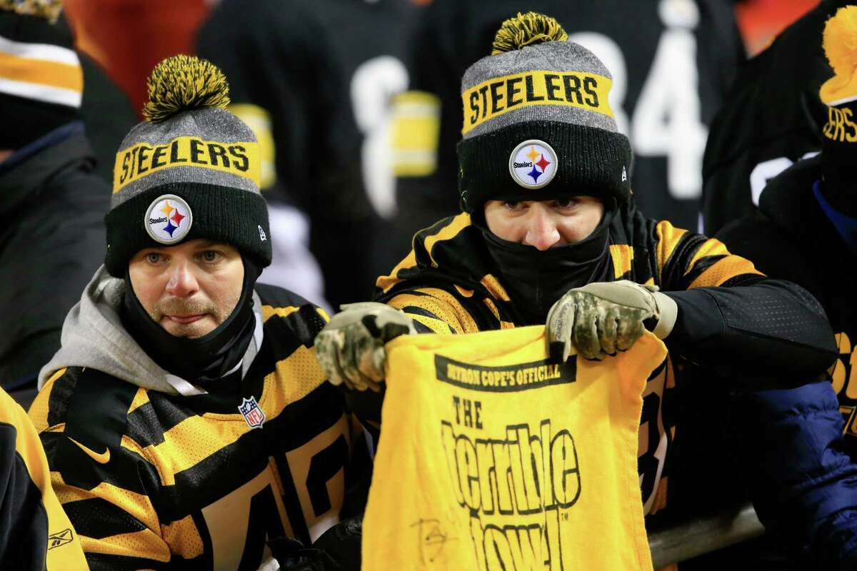 Pittsburgh Steelers fans wait for the start of the NFL divisional playoff football game between the Kansas City Chiefs and the Pittsburgh Steelers, Sunday, Jan. 15, 2017, in Kansas City, Mo. (AP Photo/Orlin Wagner)