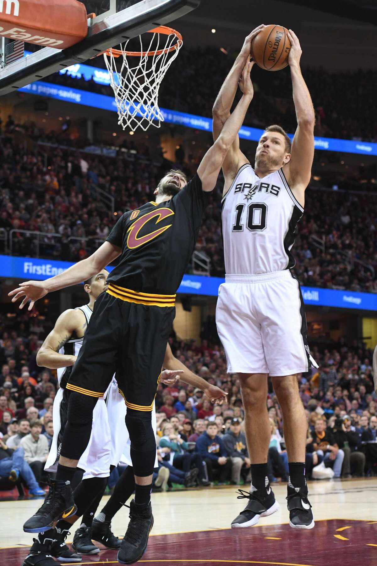 CLEVELAND, OH - JANUARY 21: David Lee #10 of the San Antonio Spurs grabs a rebound over Kevin Love #0 of the Cleveland Cavaliers during the first half at Quicken Loans Arena on January 21, 2017 in Cleveland, Ohio. NOTE TO USER: User expressly acknowledges and agrees that, by downloading and/or using this photograph, user is consenting to the terms and conditions of the Getty Images License Agreement. Mandatory copyright notice. (Photo by Jason Miller/Getty Images)