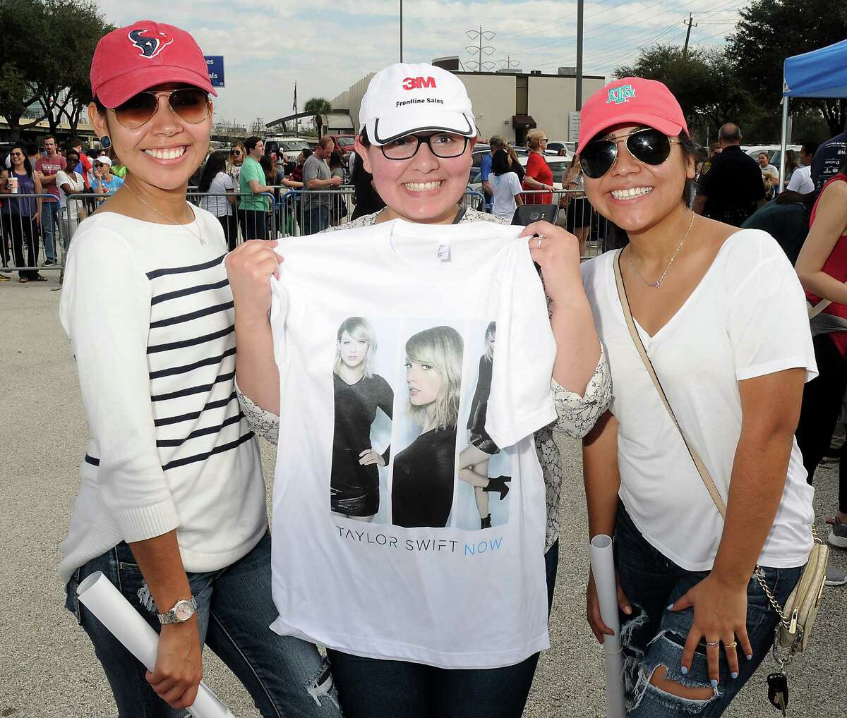 Fans gather at the AT&T store on the Southwest Freeway in hopes of winning tickets to see Taylor Swift at her upcoming concert Saturday Jan. 21, 2017.(Dave Rossman photo)