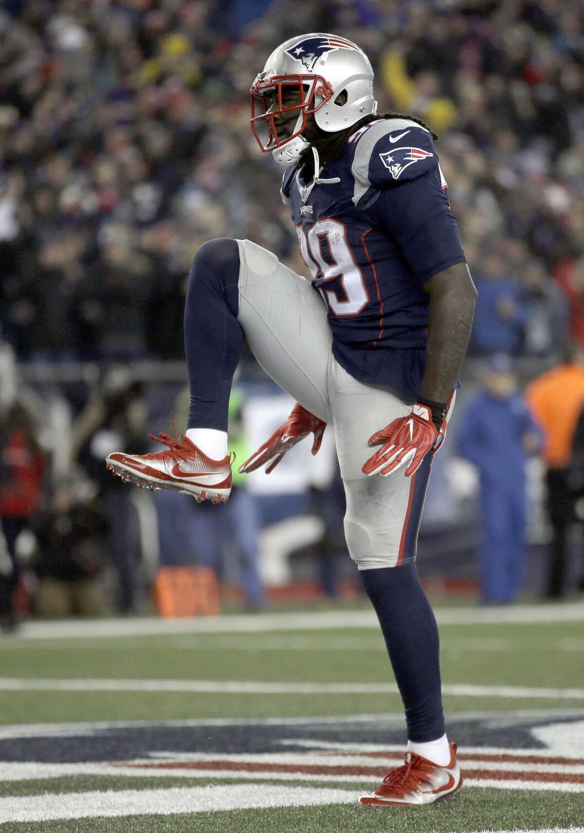When the Patriots run LeGarrette Blount does the heavy-duty work for a running game that ranked seventh. He ran for 1,161 yards and likes to pound the ball between the tackles, but if the inside is closed off, he can bounce outside. He led the league with 18 touchdowns rushing, including 11 from the 1-yard line. Dion Lewis and James White offer a change of pace, but they combined for only 449 yards rushing. The Falcons have to be disciplined, maintaining gap control and setting the edge. Tackles Grady Jarrett and Jonathan Babineaux have to penetrate and try to hit Blount before he gets through the line.   Edge: Patriots Patriots rushing yards per game/rank: 117.0/7 Falcons rushing yards allowed per game/rank: 104.5/17 