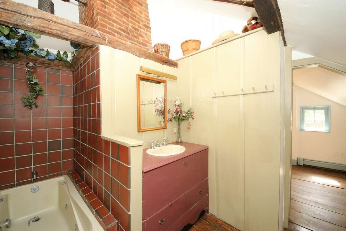 On the market Antique Colonials in Connecticut