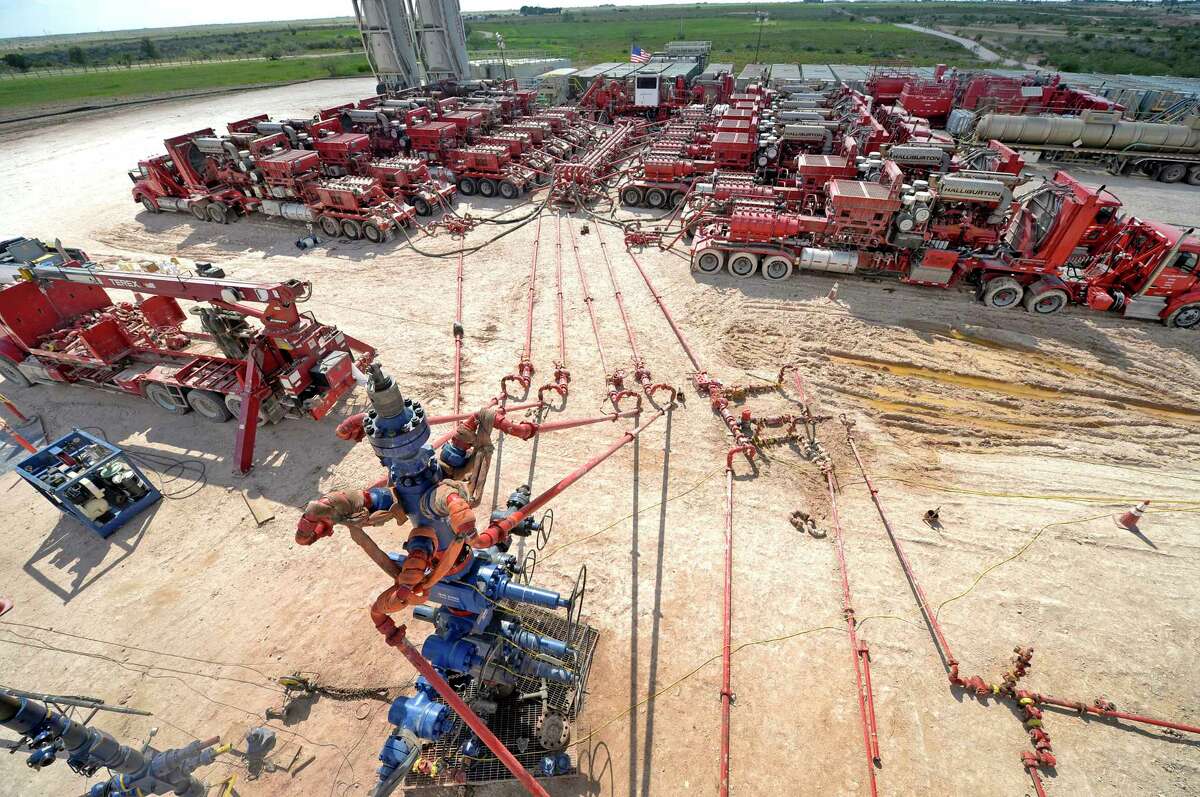 A report says oil field costs may rise 15 percent in 2017, lifting energy services companies' profits.﻿
