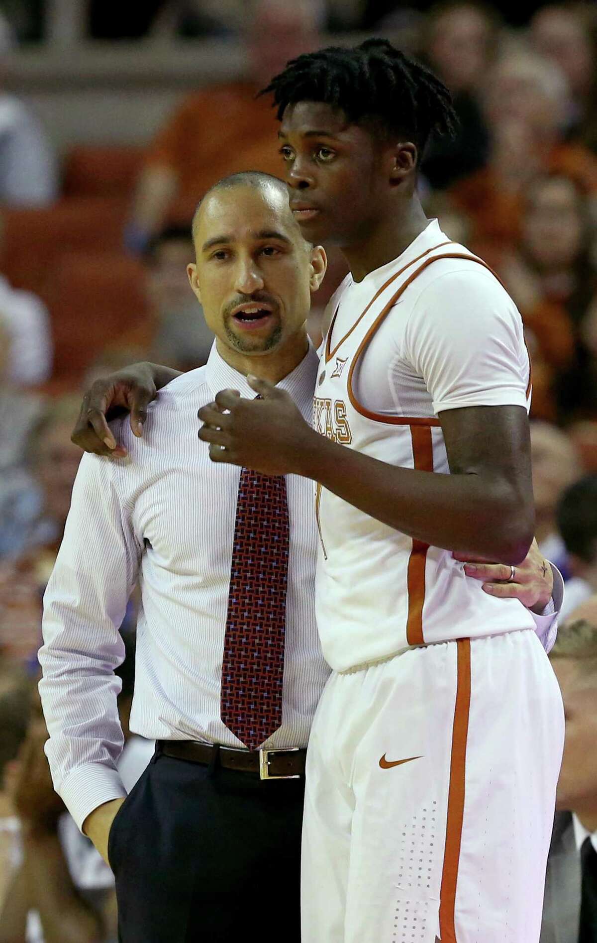 Texas coach Shaka Smart talks with guard Andrew Jones uring first half action against Oklahoma on Jan. 23, 2017 at the Erwin Center in Austin.