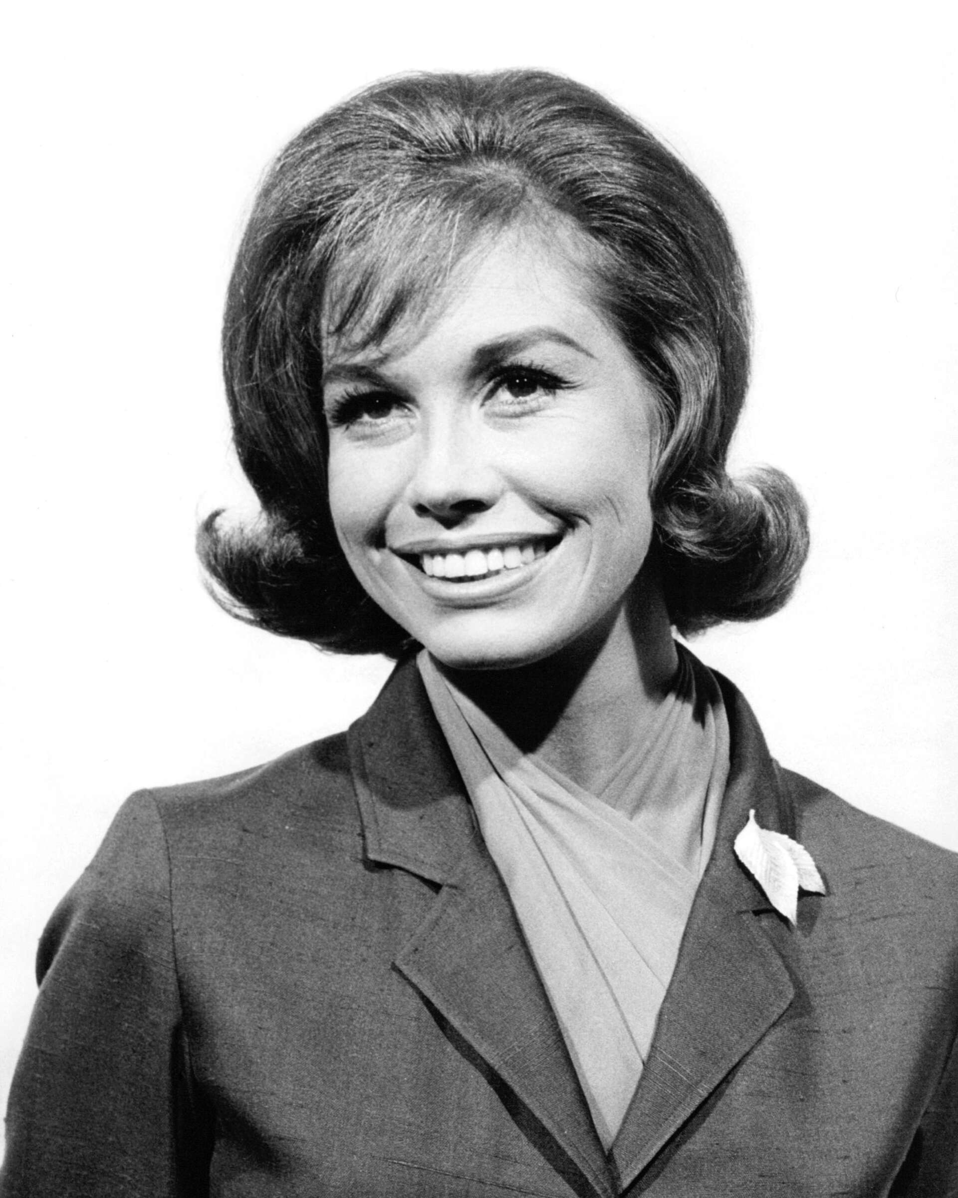 Mary Tyler Moore, who 'turned the world on with her smile,' dies at 80, image size:1920x2401