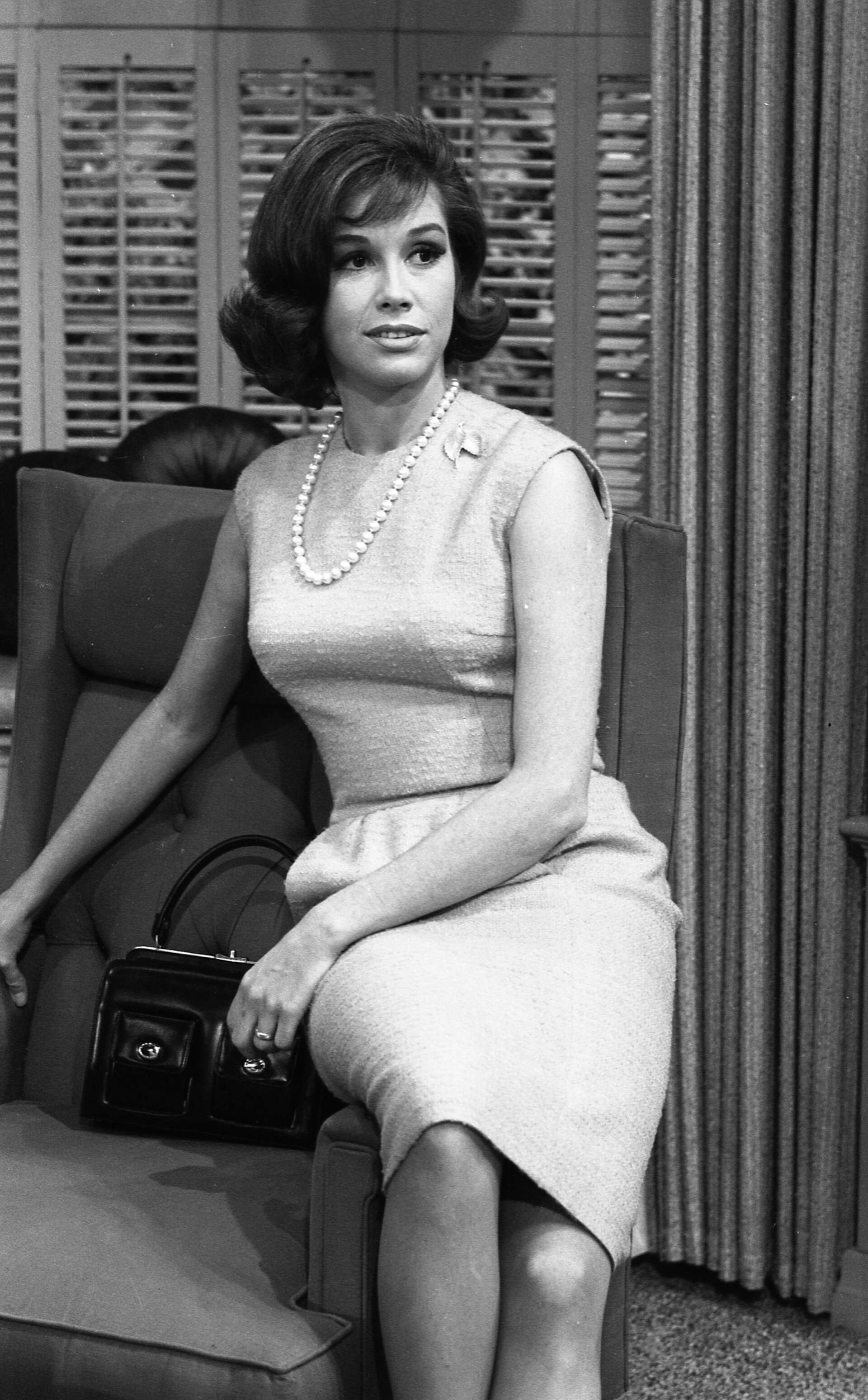 Mary Tyler Moore, who 'turned the world on with her smile,' dies at 80, image size:1920x3096