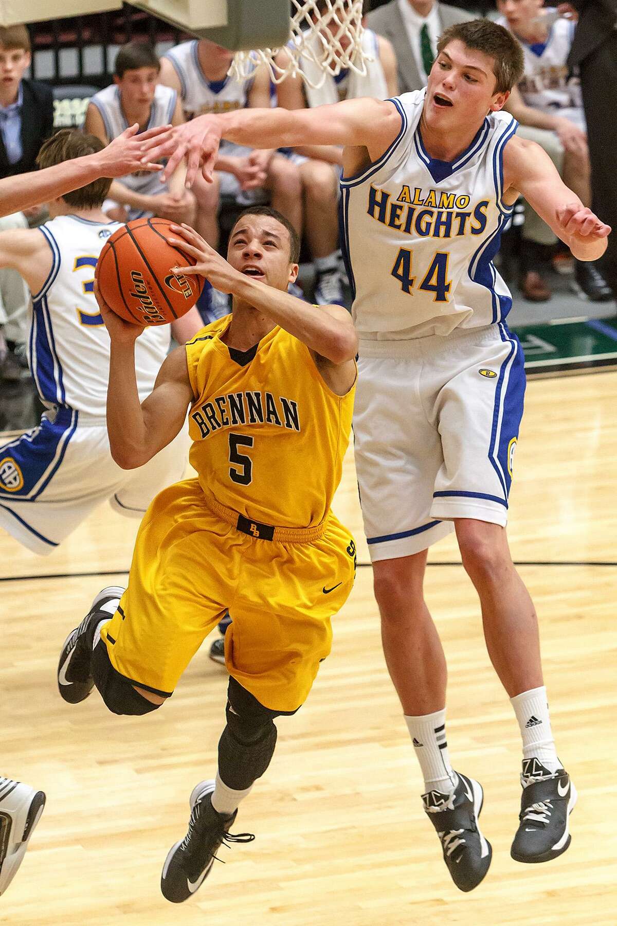 Alamo Heights' Ben Lammers (44), shown here in the 2013 Region IV-4A final vs. Brennan’s John Azzinaro (left), will participate in the NBA's Charlotte Hornets' mini-camp next week in Las Vegas.