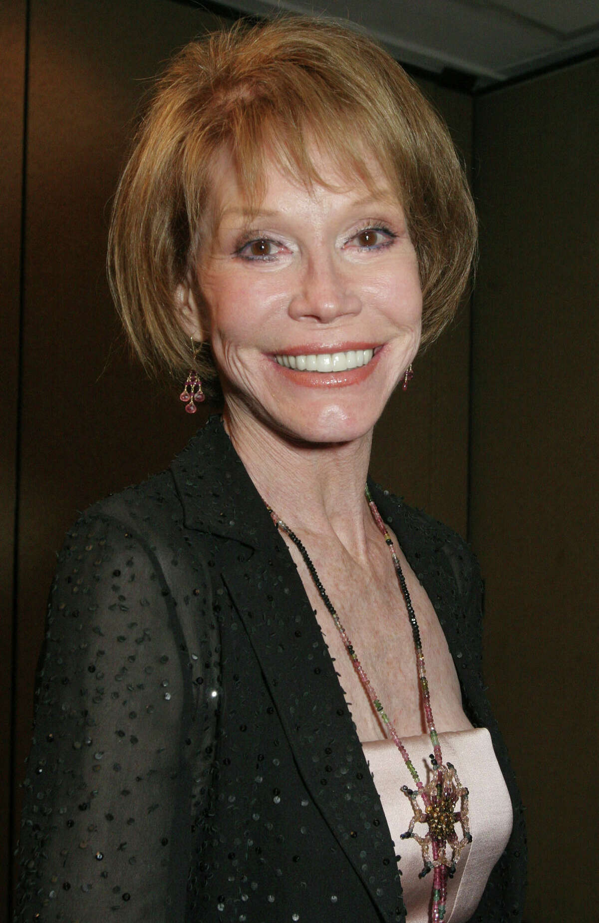 Award-winning actress Mary Tyler Moore dies