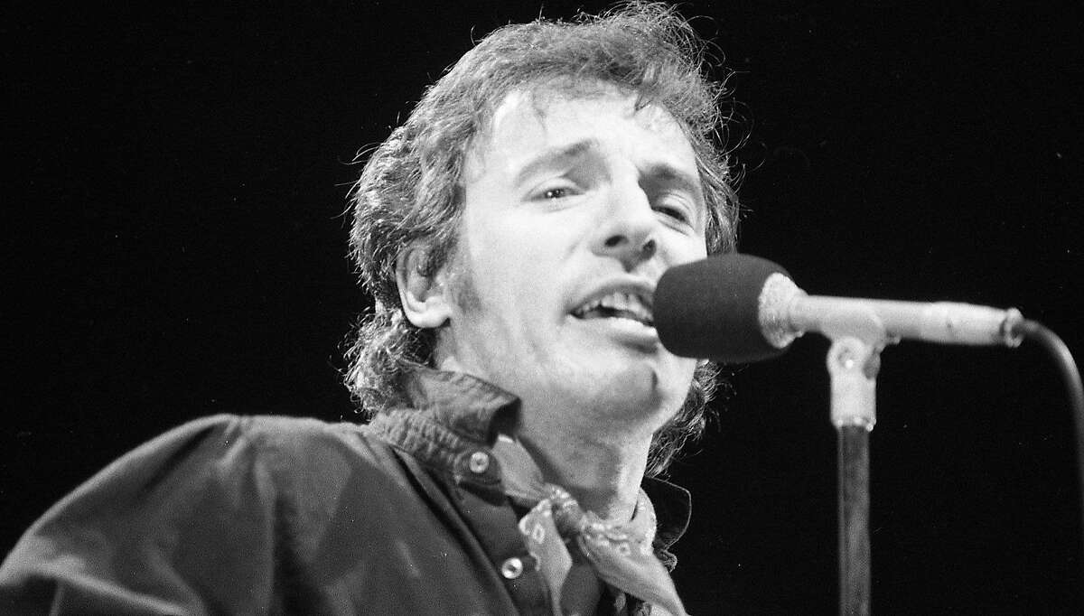 布鲁斯·斯普林斯汀(Bruce Springsteen)在华盛顿塔科马市(Tacoma Washington)举行演唱会，下一站，他和E . Band将在湾区(Bay Area)演出。登录必赢亚洲1984年10月17日
