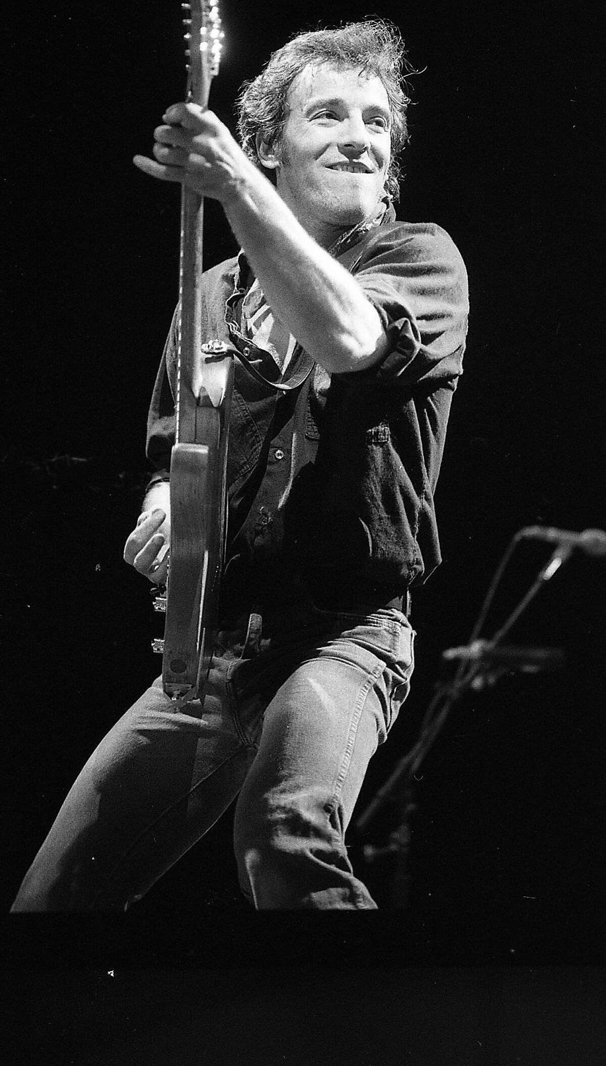 布鲁斯·斯普林斯汀(Bruce Springsteen)在华盛顿塔科马市(Tacoma Washington)举行演唱会，下一站，他和E . Band将在湾区(Bay Area)演出。登录必赢亚洲1984年10月17日