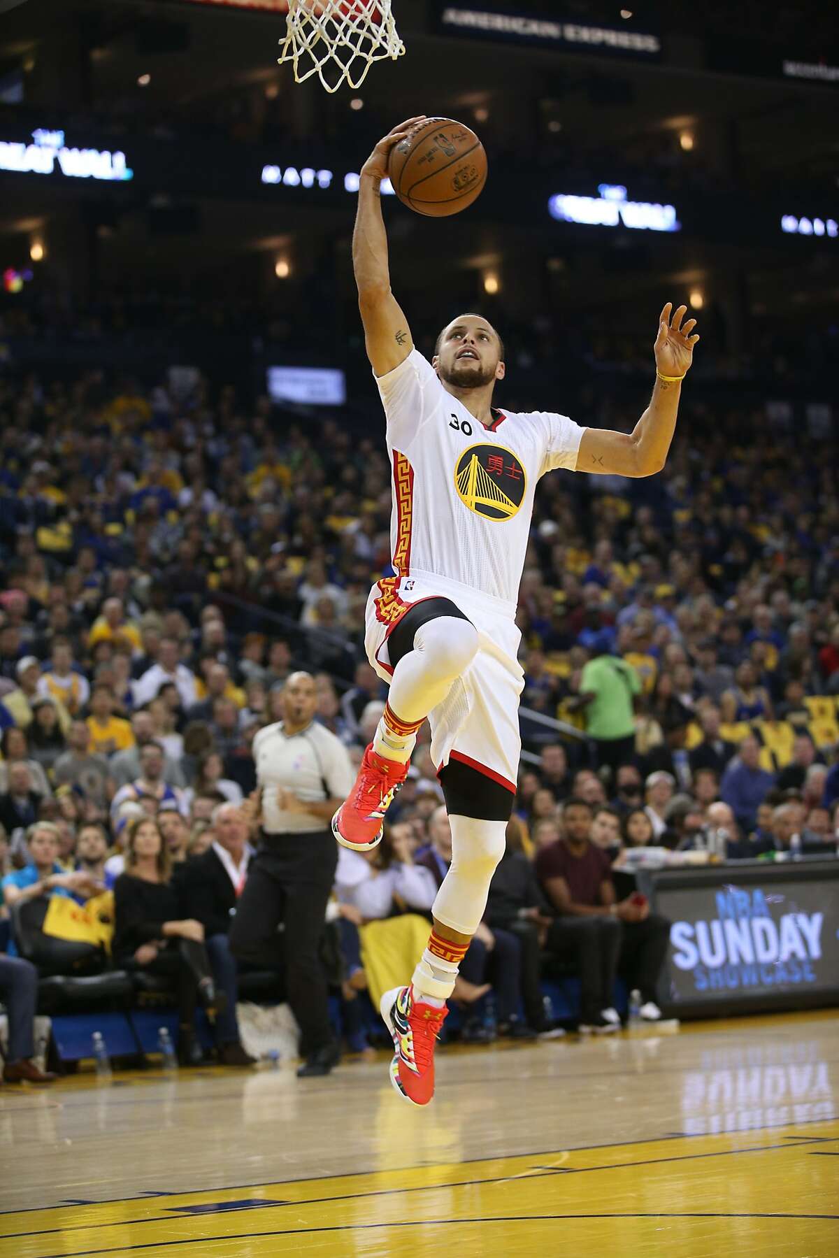 Stephen Curry dazzles as Warriors rout Clippers