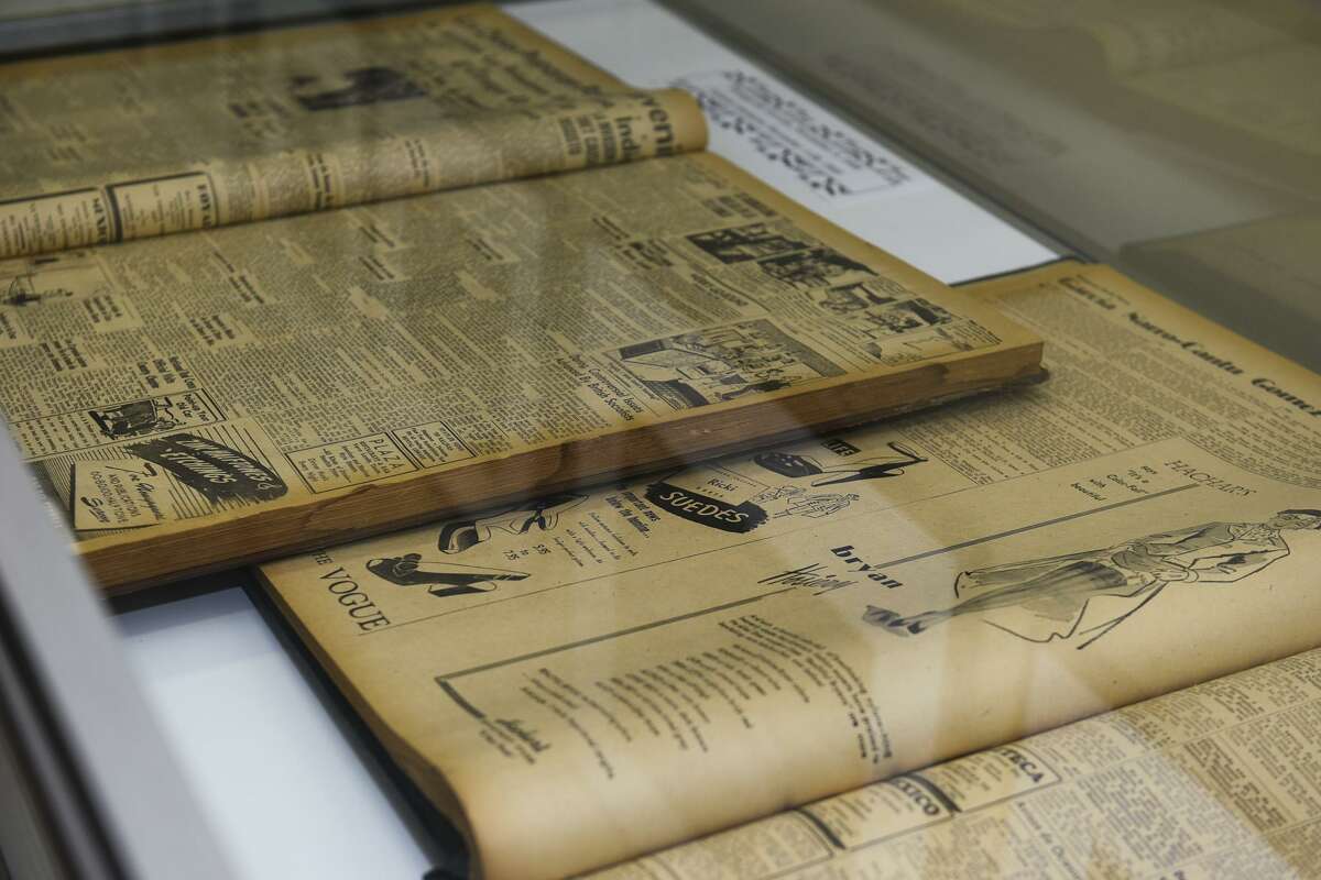 Antiguos ejemplares de Tiempo de Laredo son exhibidos en la Biblioteca Killam, sección de Archivos de Colecciones Especiales en TAMIU.