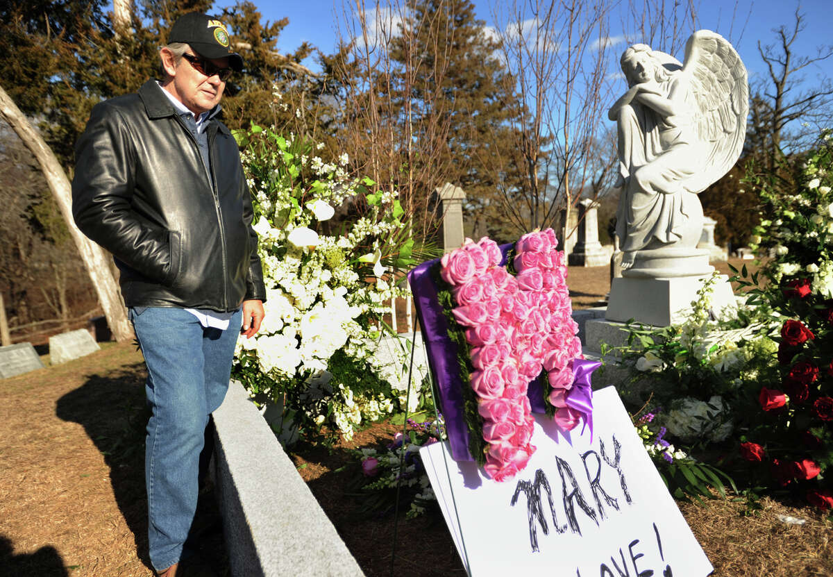 Mary Tyler Moore Laid To Rest Sunday In Fairfield