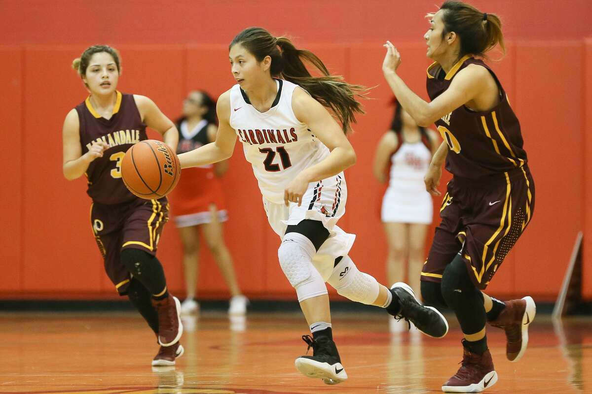 Southside's Desirae Arocha (center) drives the ball between Harlandale's Nisa Delgado (left) and Johannah Aguirre during the first half of their District 29-5A girls basketball game at Southside on Tuesday, Jan. 10, 2017. Arocha scored 18 points to help Southside beat Harlandale 43-39. MARVIN PFEIFFER/ mpfeiffer@express-news.net