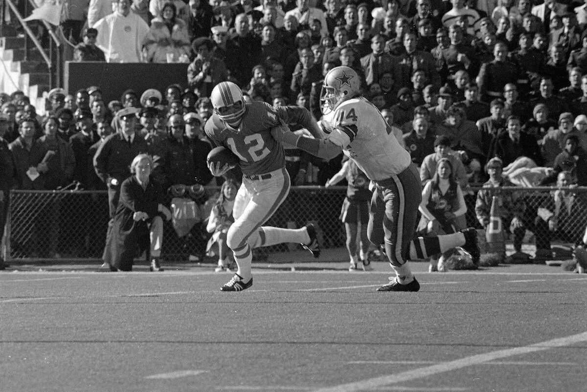 Defensive Tackle Bob Lilly of the Dallas Cowboys standing on the News  Photo - Getty Images