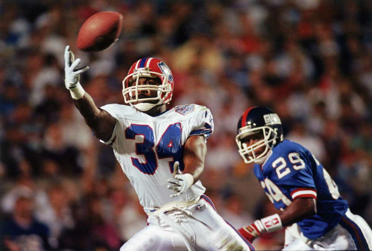 TAMPA, FL - JANUARY 27: Thurman Thomas #34 of the Buffalo Bills attempts a one handed catch against the New York Giants during Super Bowl XXV at Tampa Stadium on January 27, 1991 in Tampa, Florida. The Giants defeated the Bills 20-19. (Photo by Andy Hayt/Getty Images)