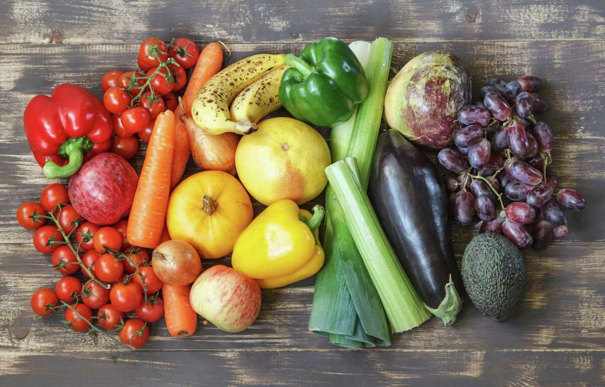 Una dieta balanceada incluye frutas y verduras de todos los colores del arcoiris, así como granos y otras comidas que crecen de la tierra.