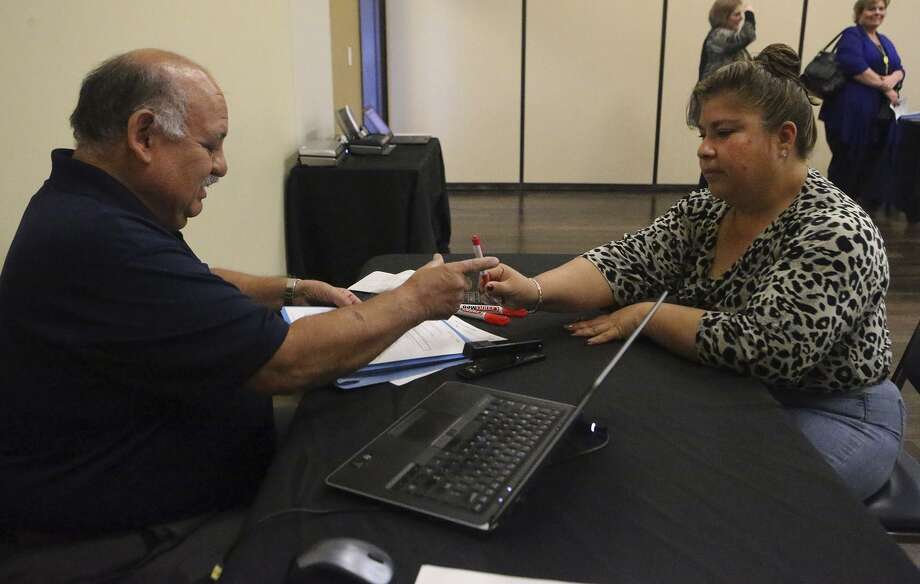 Assistance Centers In San Antonio Open Late Tuesday For Care Santos Hernandez Left Helps Angelita Arriaga Martinez Go Through The Health Insurance Process