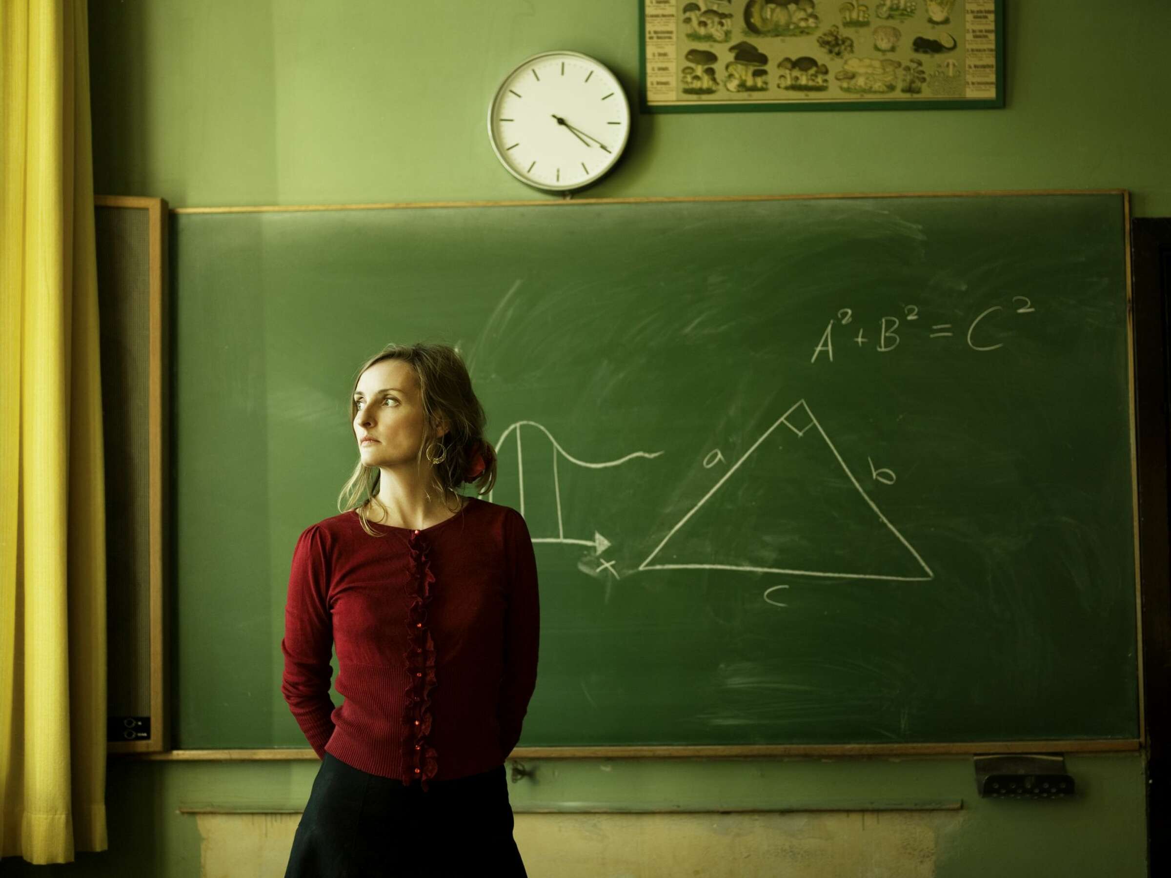 Учительница вместо урока. Учительница географии с детьми. Строгая училка. Учительница вместо урока. Учитель и ученик.