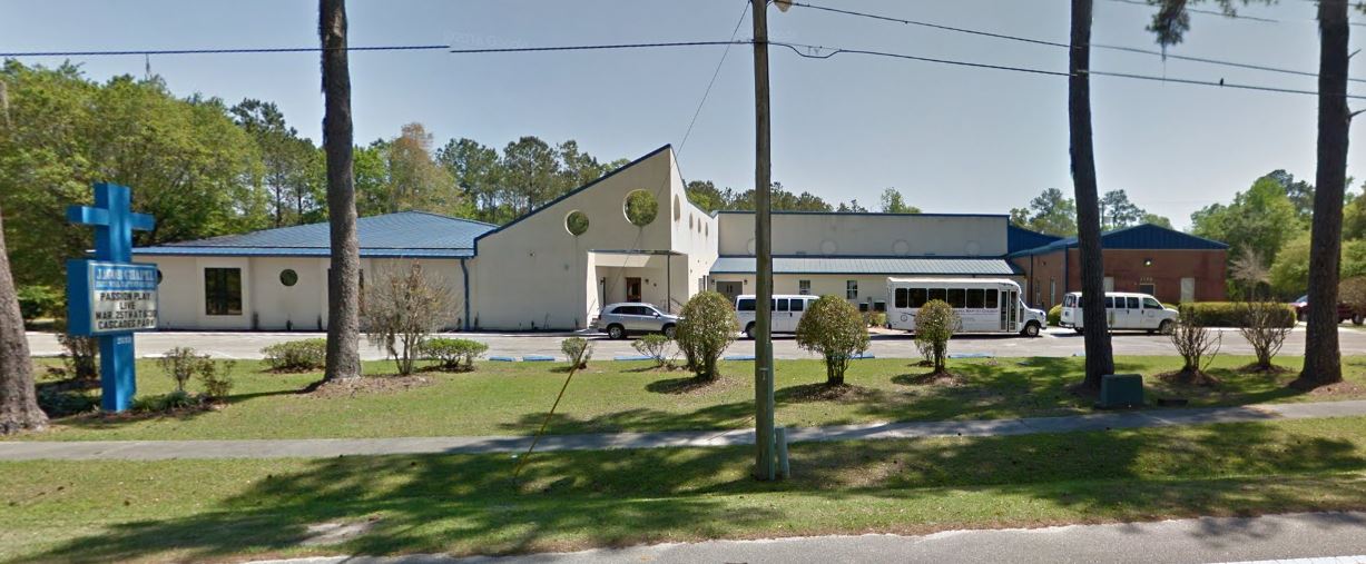 Police: Florida pastor caught with man's wife, flees naked