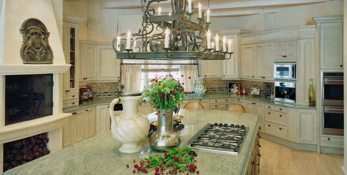 BAXTER: A luxury kitchen by Debbie Baxter in a Mediterranean home.