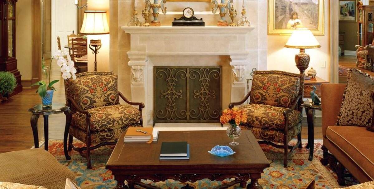 BAXTER: A traditional living room by Debbie Baxter.