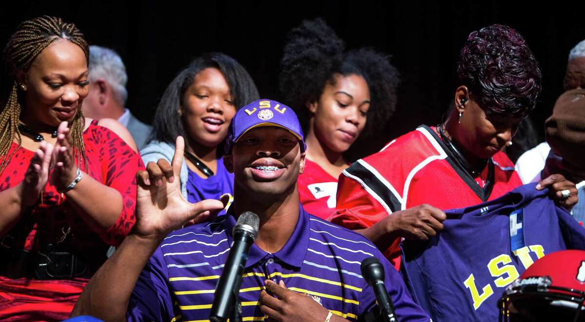 North Shore's K'lavon Chaisson reveals that he has chosen to sign a letter of intent to play football at LSU﻿.