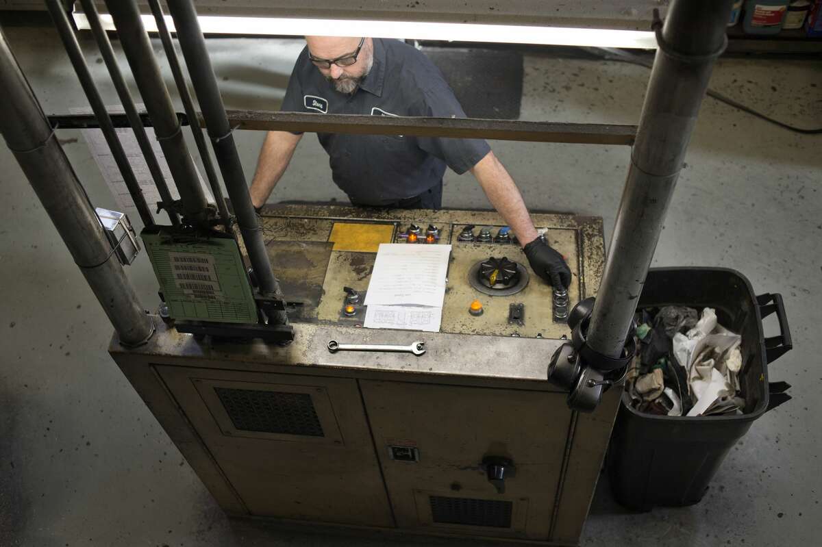 BRITTNEY LOHMILLER | blohmiller@mdn.net Midland Daily News web press operator Steve Groulx speeds up the Goss Urbanite offset press while printing the last Friday paper in town on Feb. 3. The Goss press can print 30,000 copies an hour.