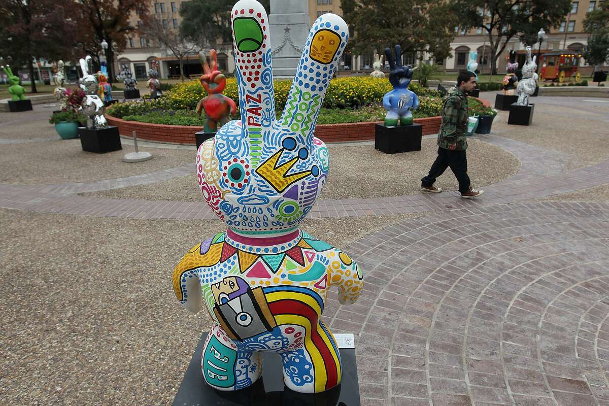 In 2015 an exhibit from Monterrey, Mexico, Mano Factura: Arte Regio, opened on San Antonio streets featuring 30 human-size hands making the peace sign. The pieces were painted and decorated by different artists.